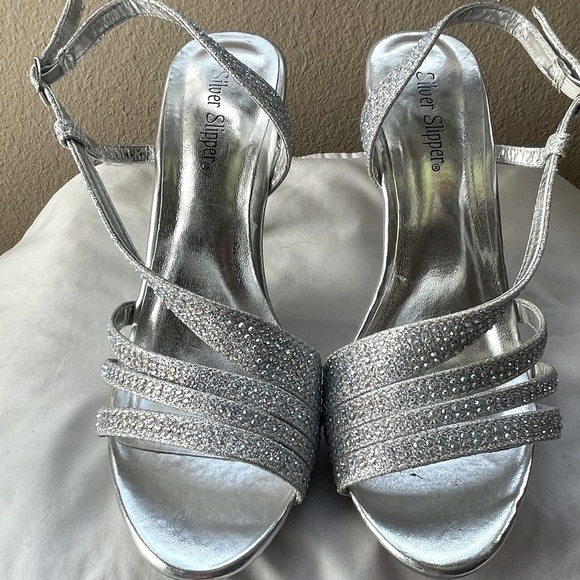 Silver Slipper Shoes - 🌟SILVER Slipper Glittery Strappy Heel - Size 7 1/2